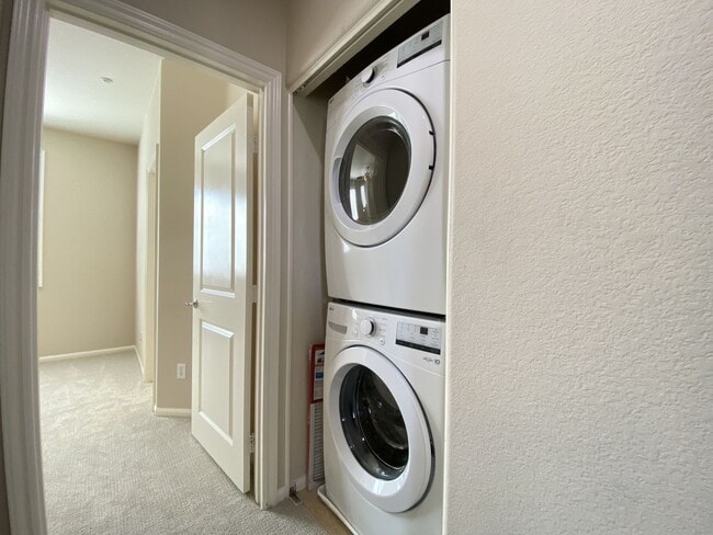 Building Photo - 2bd/2.5ba Townhouse with A/C in San Elijo ...