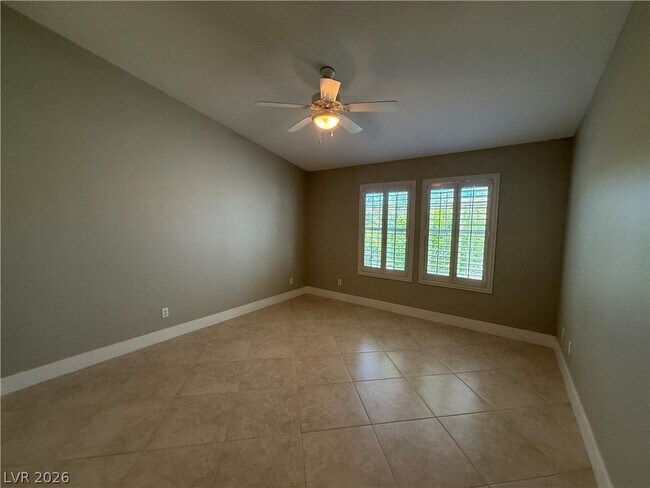 Building Photo - 694 Riverband Pl