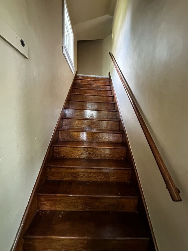 Building Photo - 4 Bed, 1 Bath - 2 Stall Garage - Single Fa...