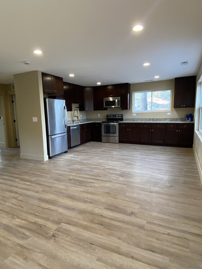 Building Photo - 2 Bedroom Duplex in Manitou - Prospect