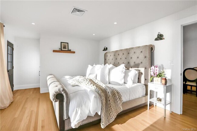 Building Photo - 381 Lakeside Rd