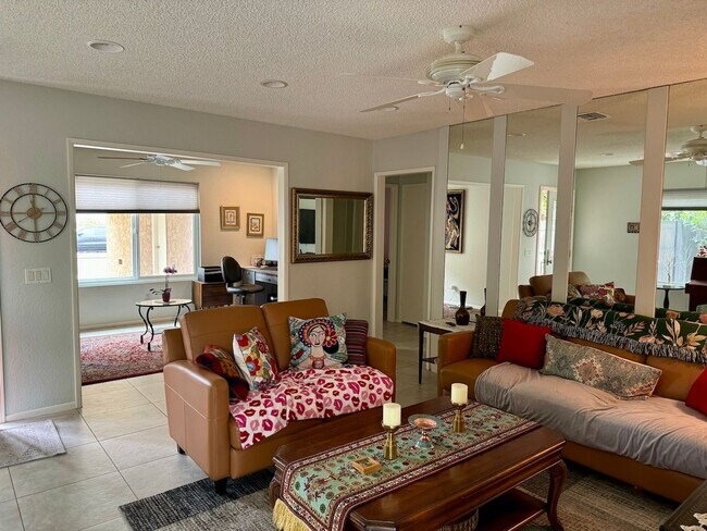 Building Photo - Nicely updated, one story Mission Oaks Home in Camarillo