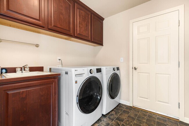 Building Photo - Stunning 4 bedroom Home in Coveted Deer Ridge Community
