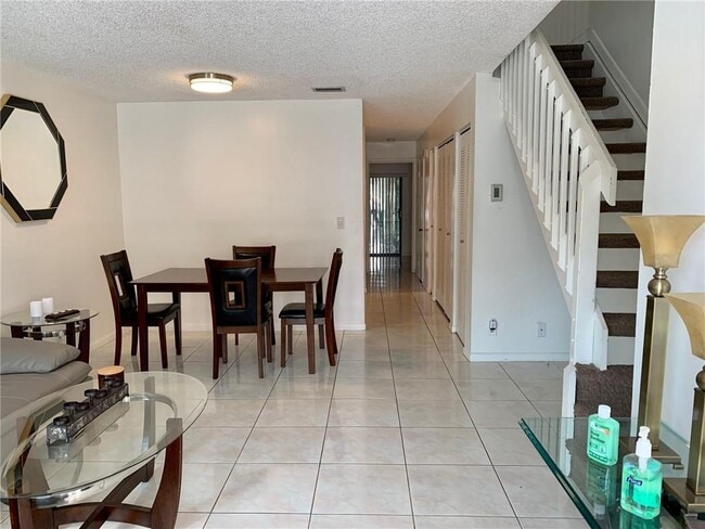 Building Photo - 9845 Riverside Dr