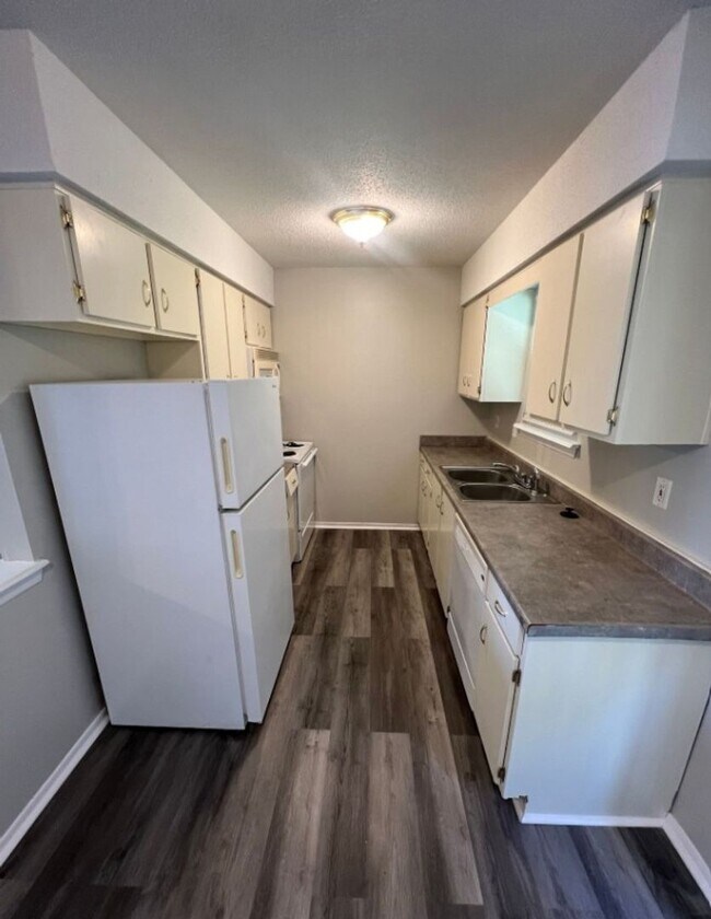 Building Photo - Spacious Split-Level Duplex in Lee’s Summit