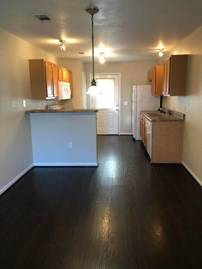 Building Photo - 1150 Airport Rd