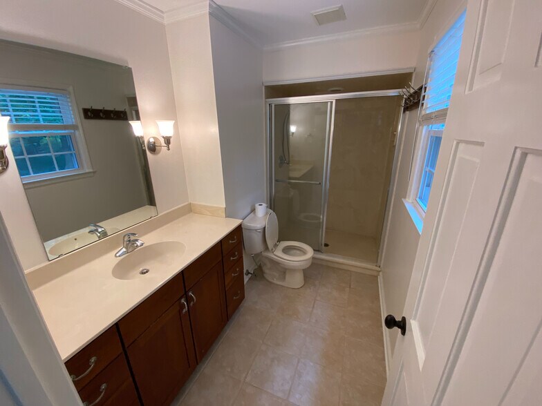Building Photo - Room in House on Kilarney Dr