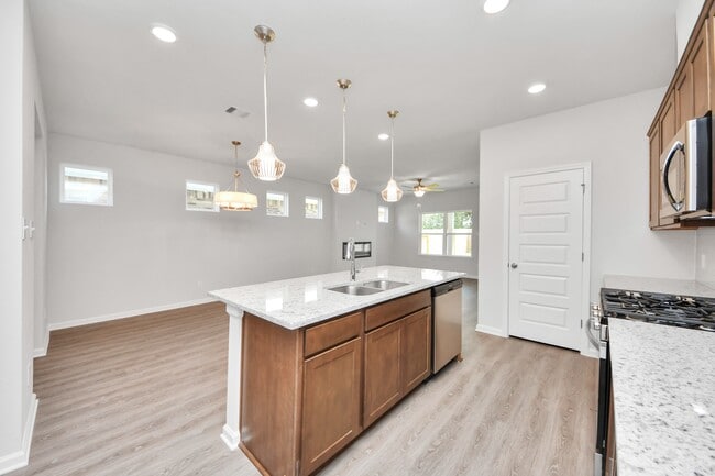 Building Photo - 15523 Foresail Ln