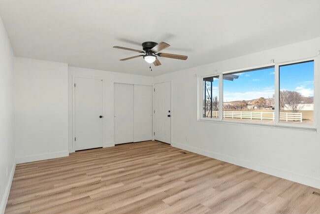 Building Photo - 1335 E Lester Dr