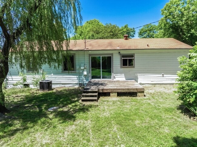 Building Photo - ***Free Month Rent, Low Deposit*** Freshly Updated 3 Bedroom House