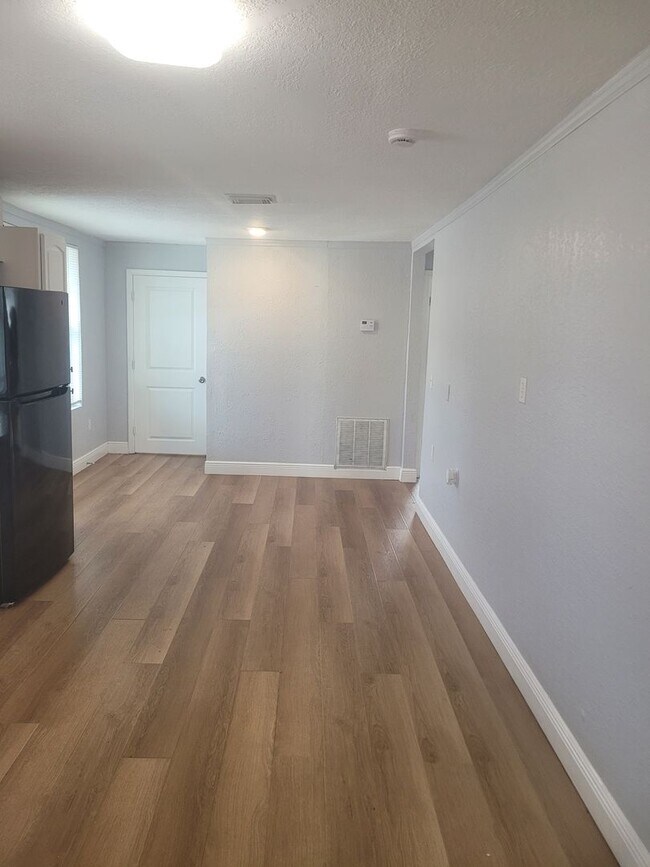 Building Photo - 1320 S Oleander Ave