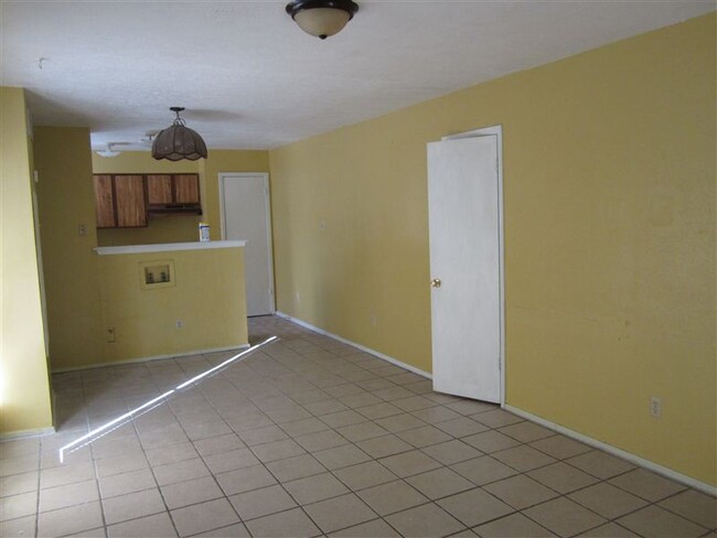 Building Photo - 2 br, 1 bath 4plex - 1524 Hawk Tree Dr A