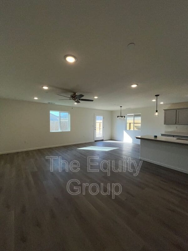 Building Photo - 7039 W Wren Ave