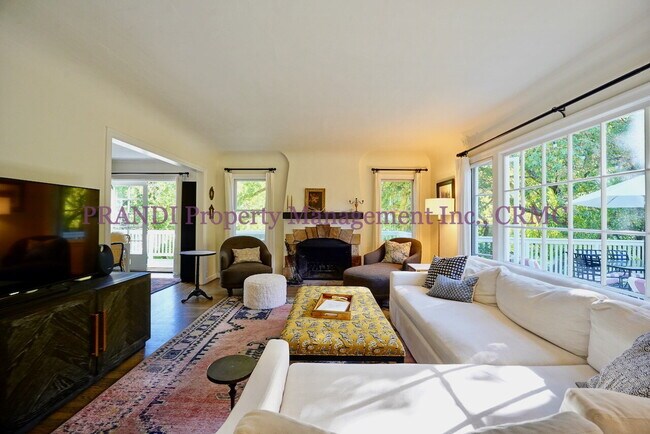 Building Photo - 3-Bedroom, 3-Bath Home with Expansive View...