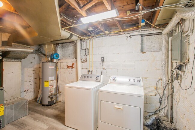 Building Photo - Lovely 2 BR/1 BA EOG Townhome in Brooklyn ...