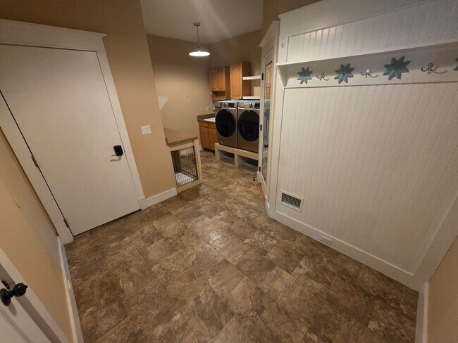 Building Photo - Luxurious 3-Bedroom Home in Poughquag, NY
