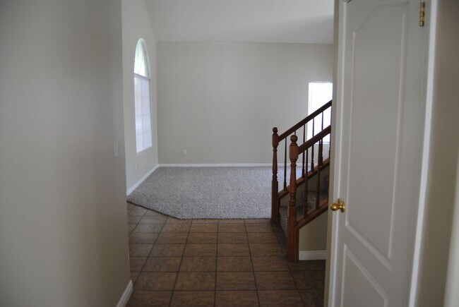 Building Photo - 10101 St Albans Ave