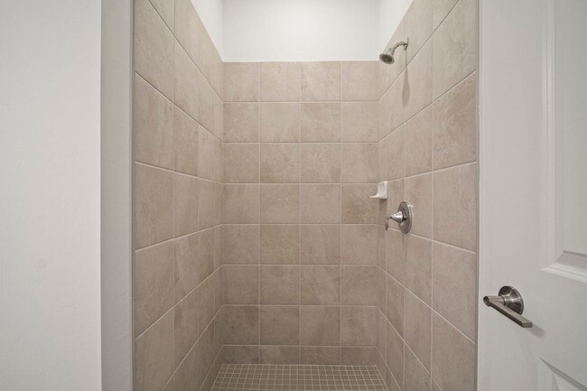 Building Photo - Spacious home 3beds+Den 3 baths located in...