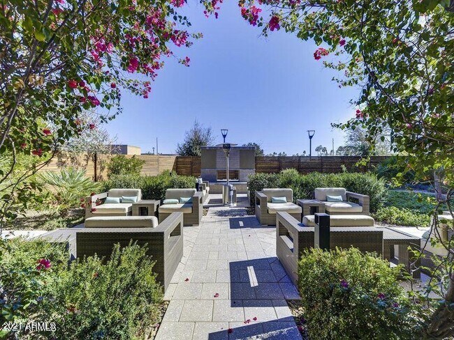 Building Photo - 6166 N Scottsdale Rd