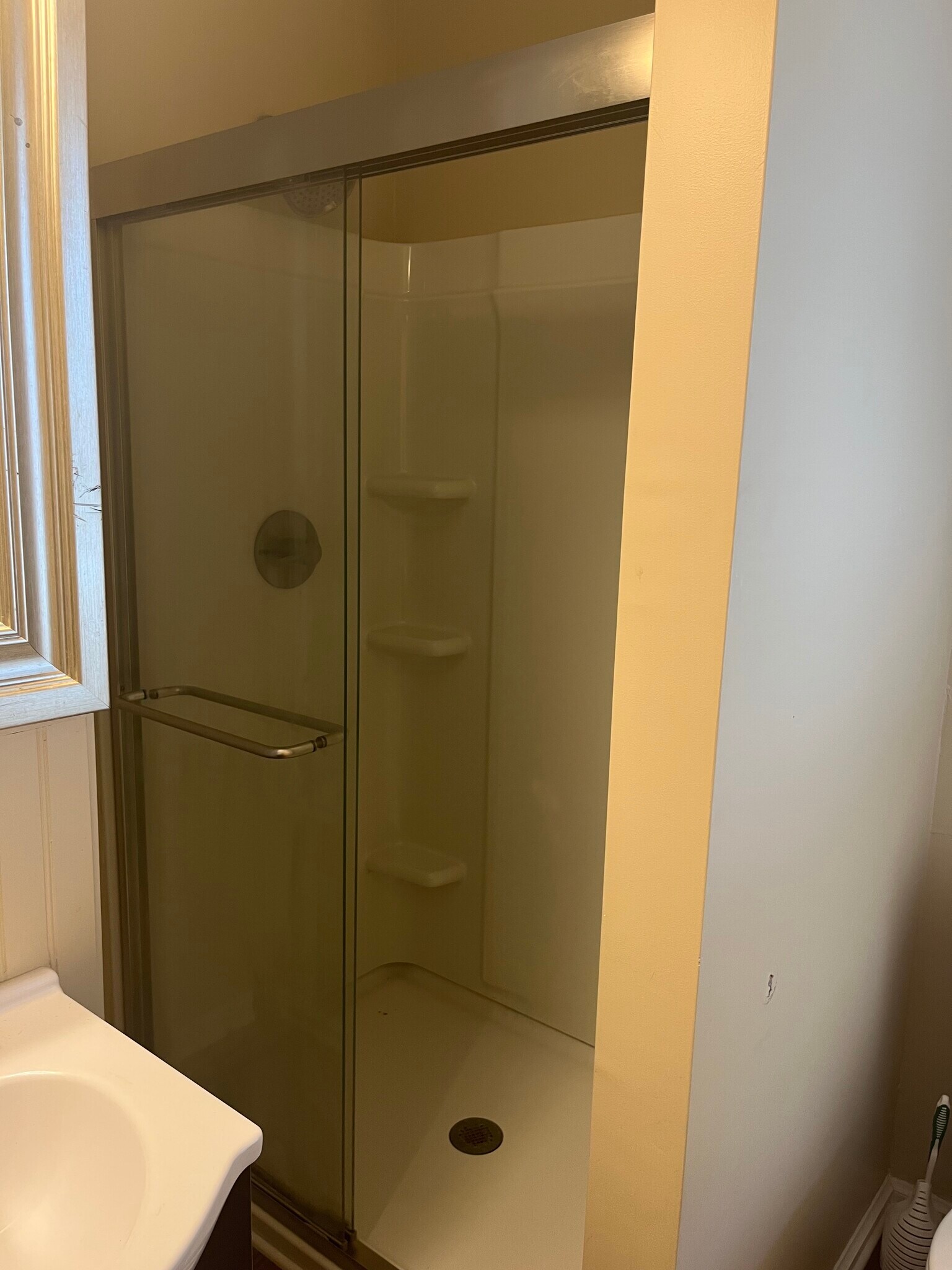 shower - 715 Cattell St