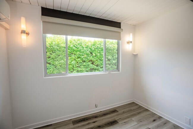 Building Photo - 814 E Ferndale Ave