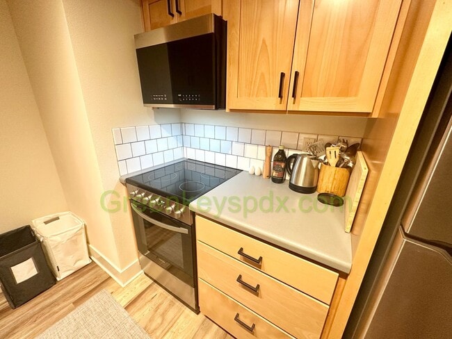 Building Photo - Cute Studio with a Private, Fully Fenced P...