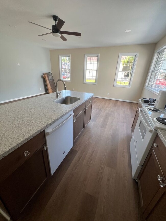 Building Photo - COMPLETELY REMODELED 2 BEDROOM HOUSE