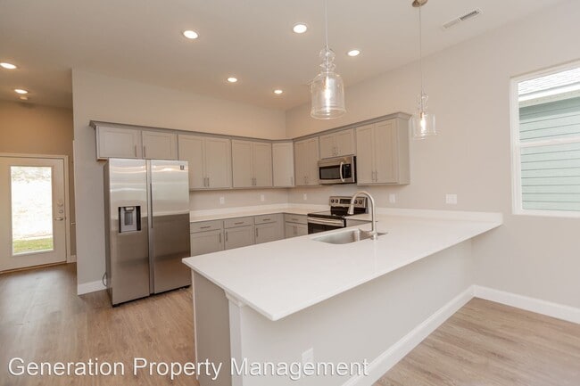 Building Photo - 4 br, 2.5 bath House - 566 Strong Avenue