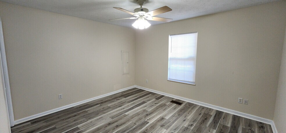 front bedroom - 1521 Mayberry Ln