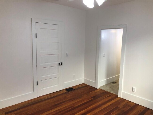 Building Photo - 2004 Rosewood Ave