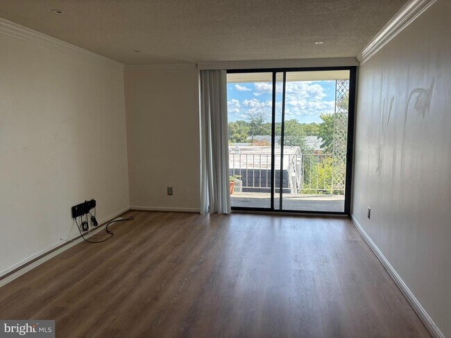 Building Photo - 3115 Patrick Henry Dr