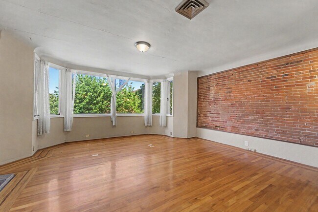 Building Photo - 1113