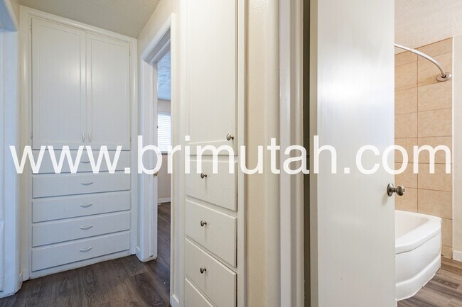 Building Photo - 224 W 400 N