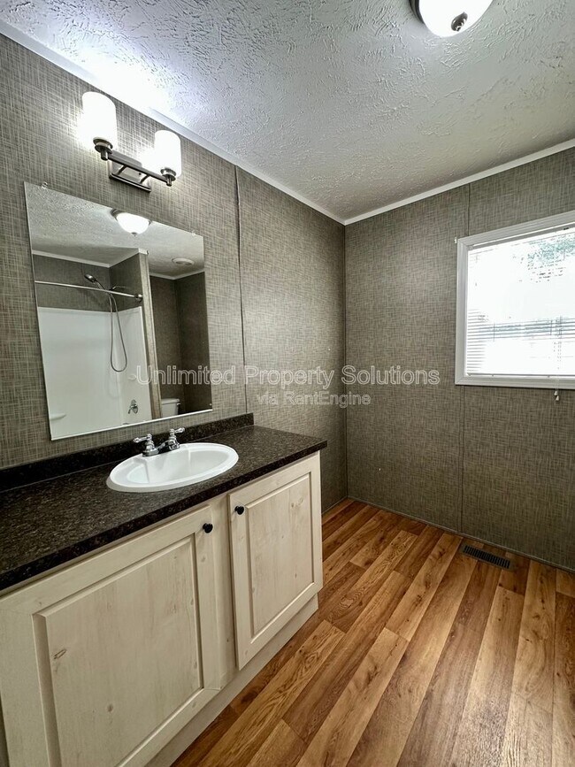 Building Photo - 2416 Quail Run Rd NE