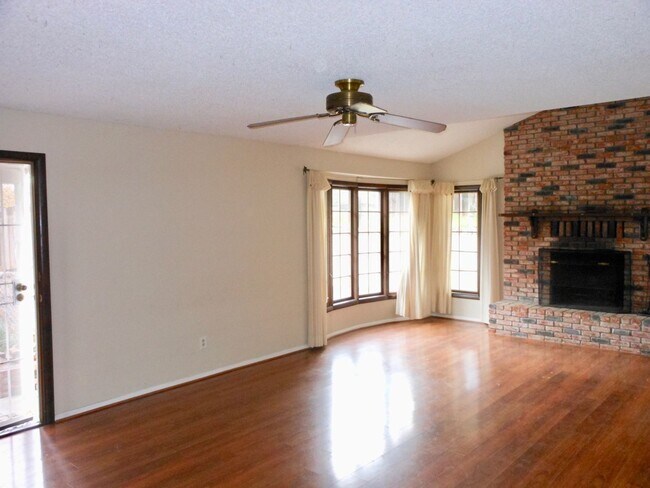 Building Photo - FOR RENT: Charming Single Level House, Pri...