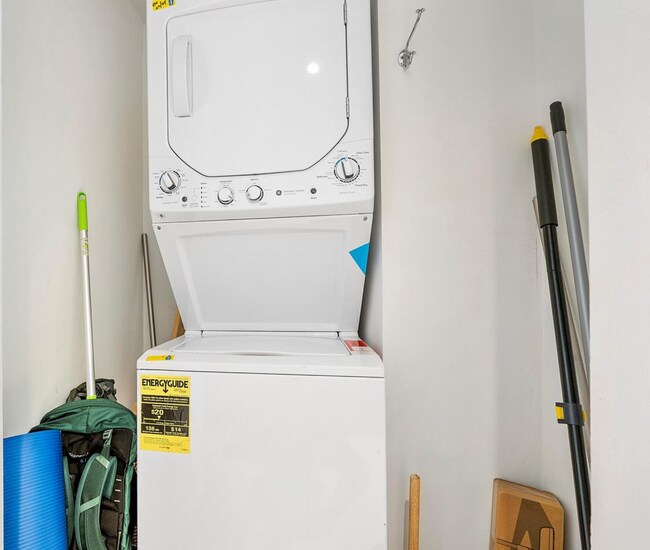 Building Photo - 1010 SW 2nd Ave