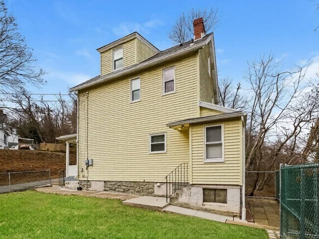 Building Photo - 2411 Wurzell Ave