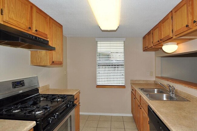 Building Photo - 28302 Doverbrook Dr