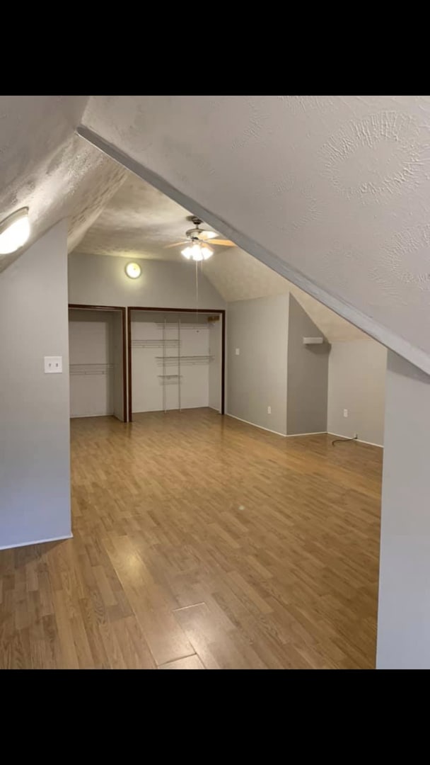 Building Photo - 2nd floor unit - Huge Loft Area