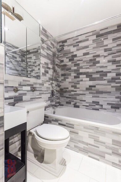 Building Photo - 437 W 53rd St