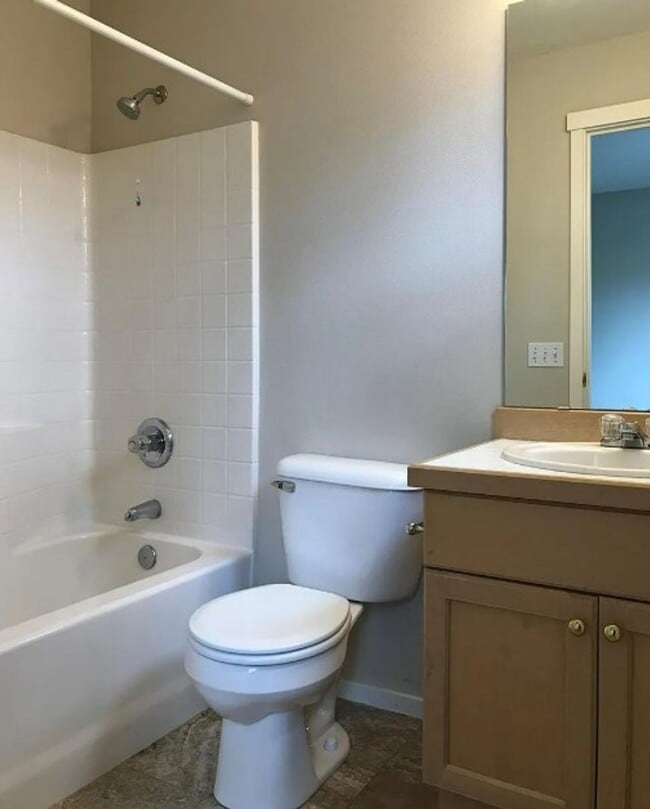 Building Photo - 2Bd/2.5Ba Issaquah Townhouse