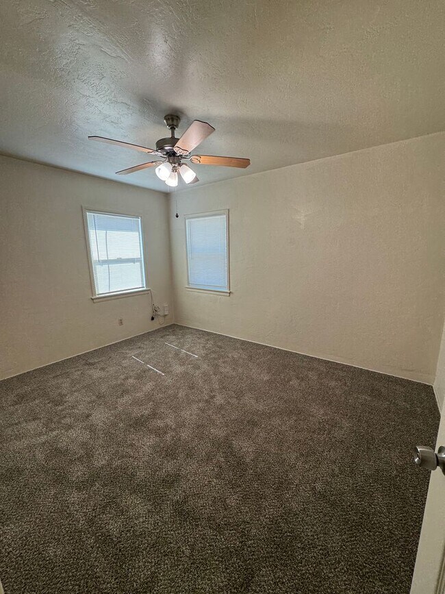 Building Photo - Spacious home near Bakersfield College!