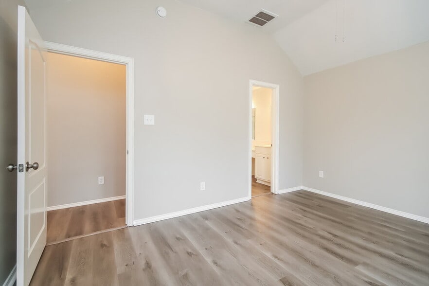 Building Photo - 204 Green Cedar Dr