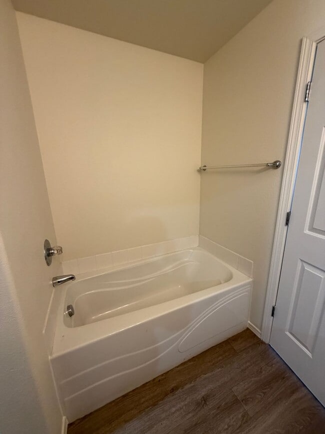 Building Photo - 3 bed 3.5 bath Townhome available on Rd 68!