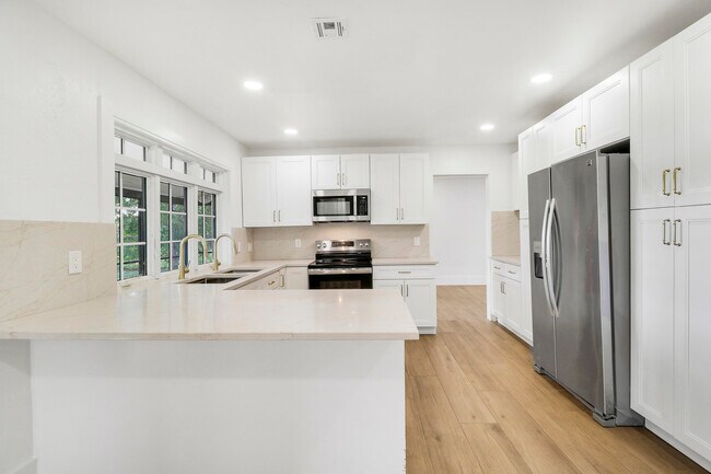 Building Photo - 1009 Alamanda Dr