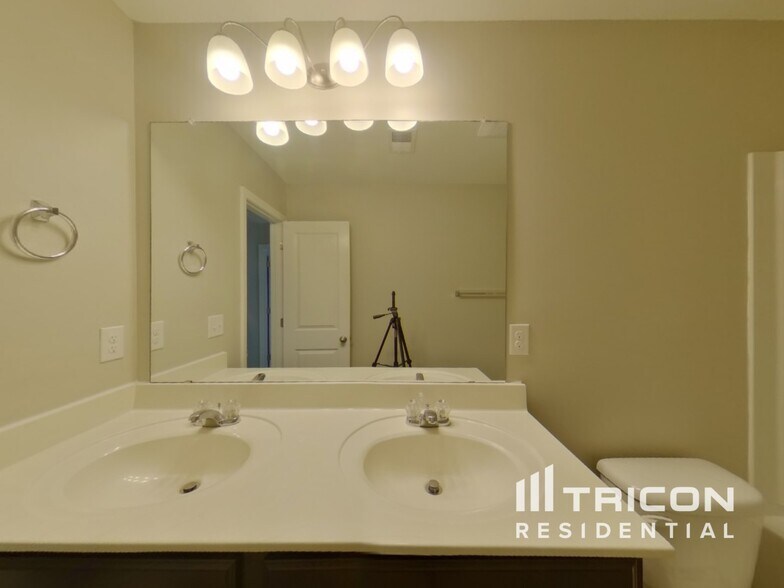 Building Photo - 417 Saddleback Trl
