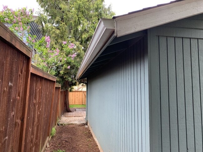 Building Photo - 3 Bed 2 Bath House~ Kenton Neighborhood~ Large Trees plus  W/D Hook Ups!