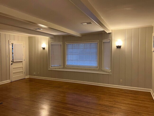 Building Photo - 1653 Colonial Rd