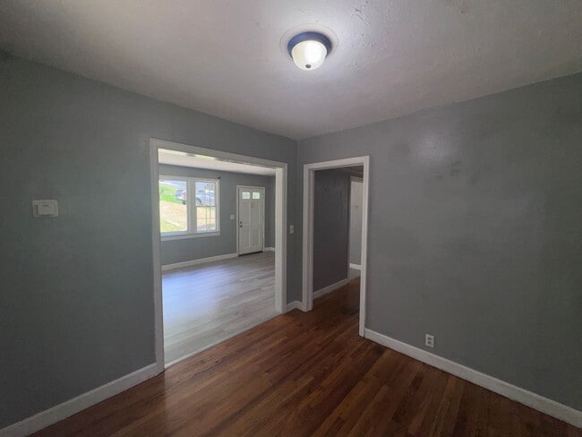 Building Photo - 3 bedroom/1 bath home
