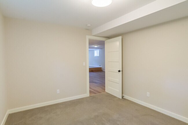Building Photo - 6bd/3.75ba Seattle Home